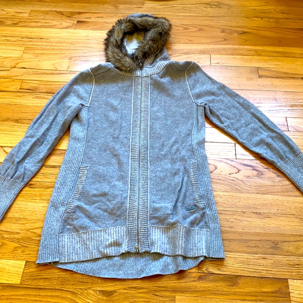 Women’s grey sweatshirt